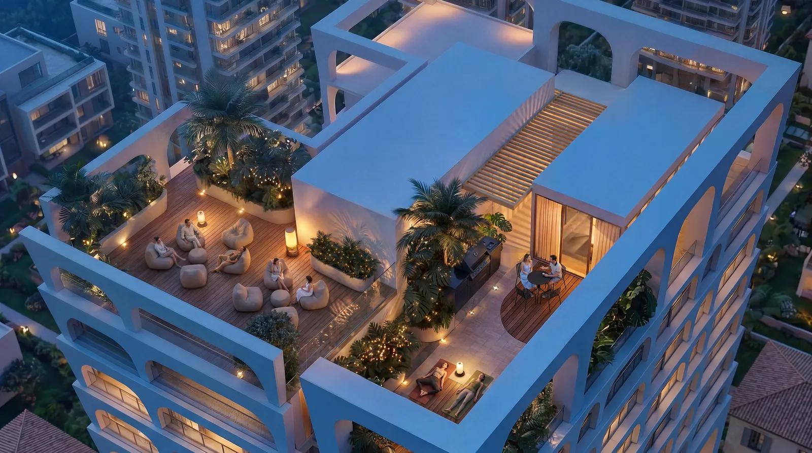 El rooftop de BLUR al anochecer, con terraza de madera, palmeras y zonas de estar iluminadas
